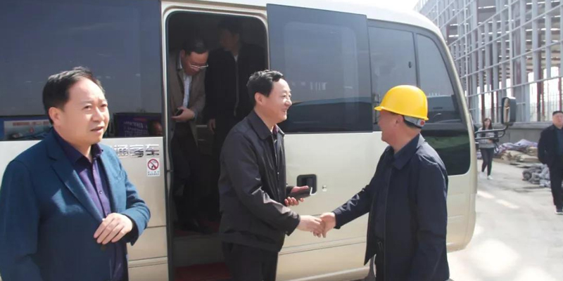 Юй У Вэй, заместитель мэра Луо и города, прибыл для расследования